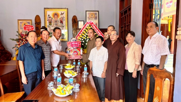 Lãnh đạo Huyện ủy M’Drắk Thăm, chúc mừng chùa Khánh Sơn nhân Đại lễ Phật đản 2023